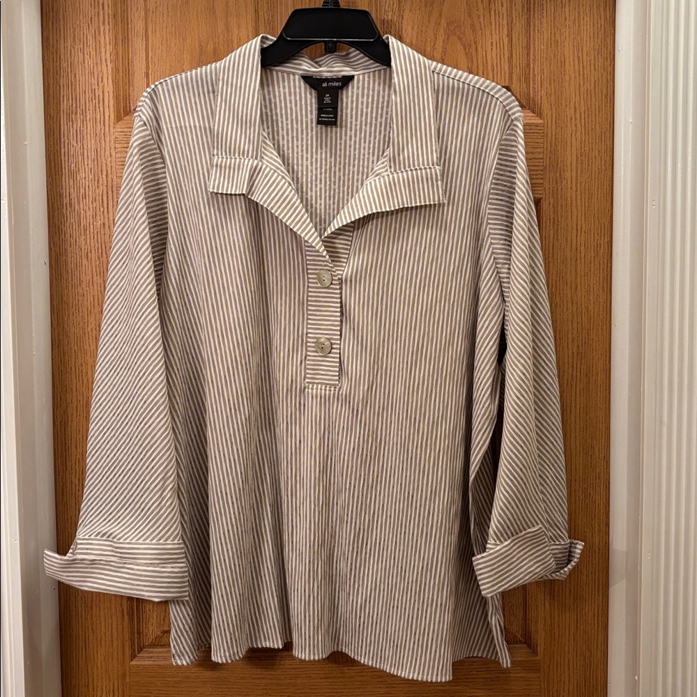 Ali Miles Beige and White Textured Top